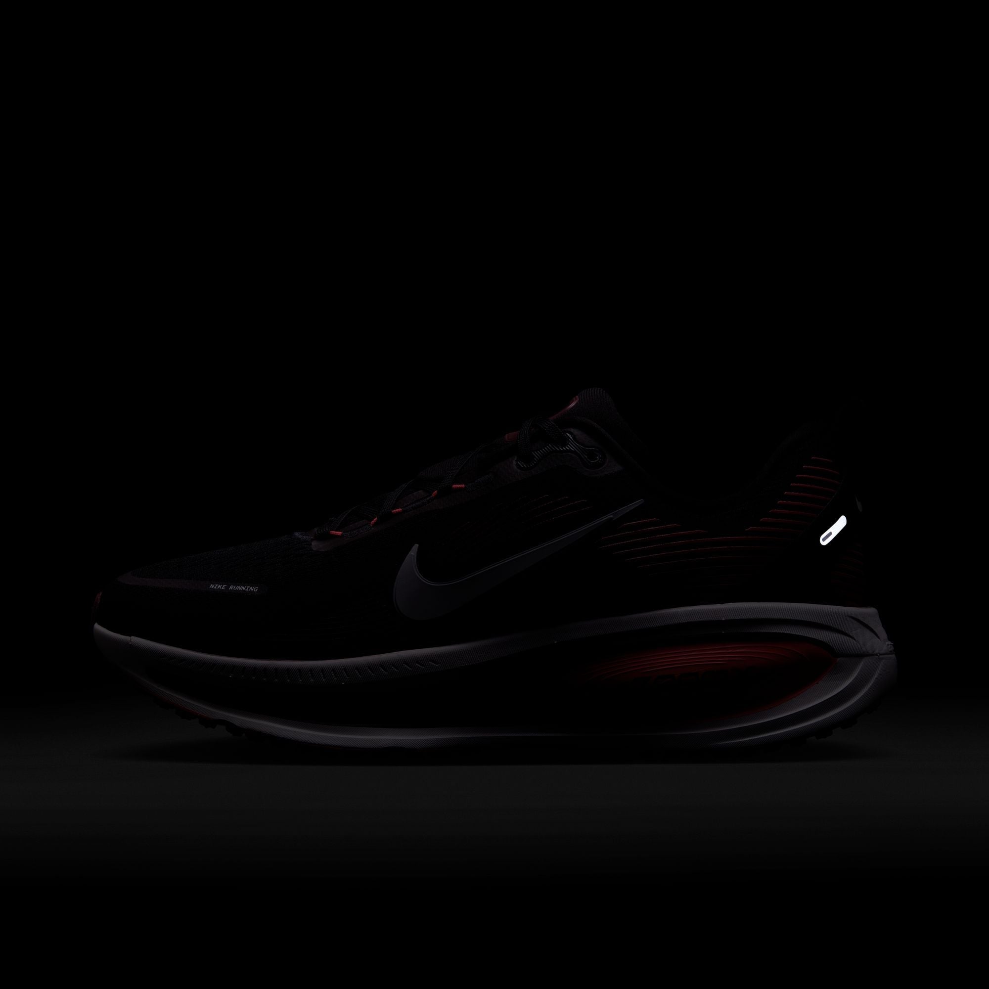 Nike Men's Vomero 18 (008 - Black/Metallic Silver-Bright Crimson)