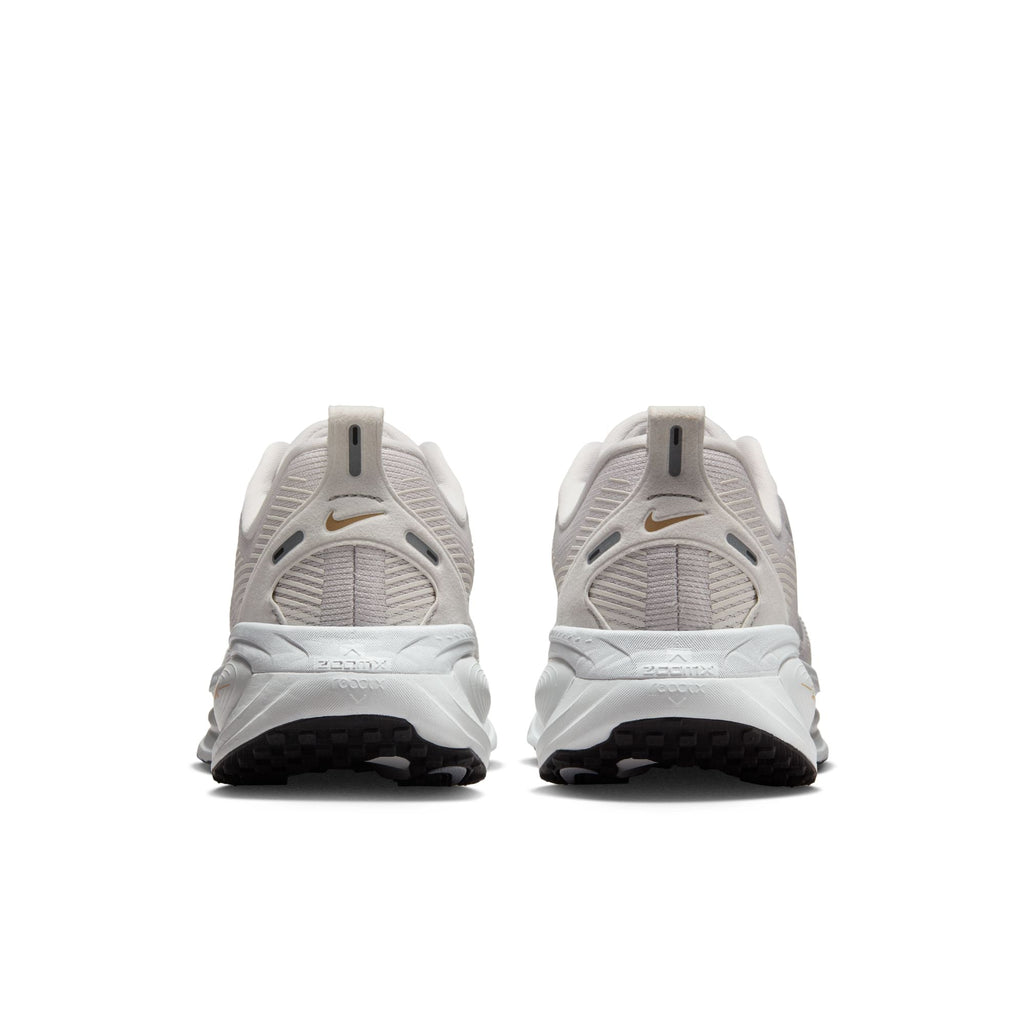 Nike Women's Vomero 18 (007 - Vast Grey/Wolf Grey-Summit White-Hemp)
