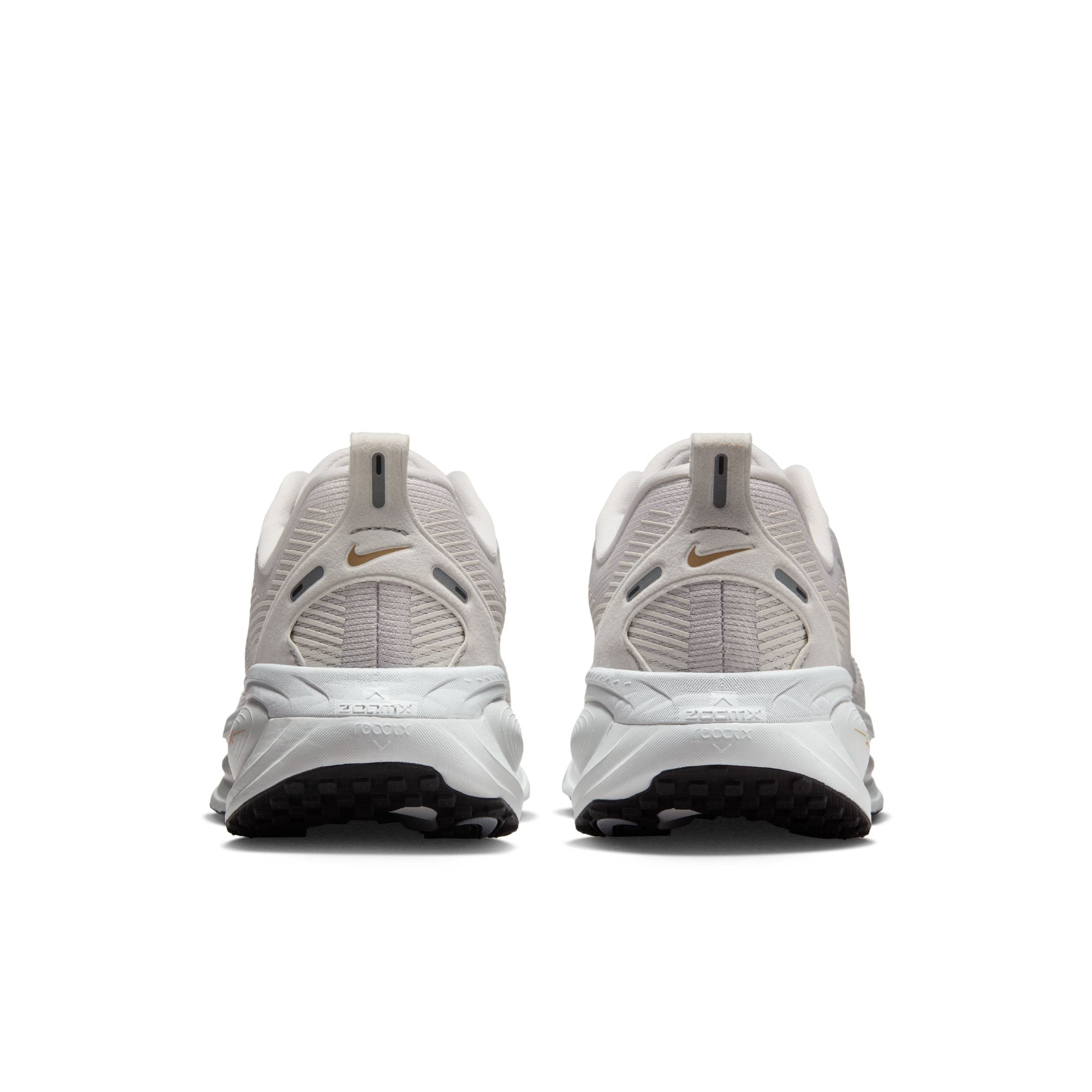 Nike Women's Vomero 18 (007 - Vast Grey/Wolf Grey-Summit White-Hemp)