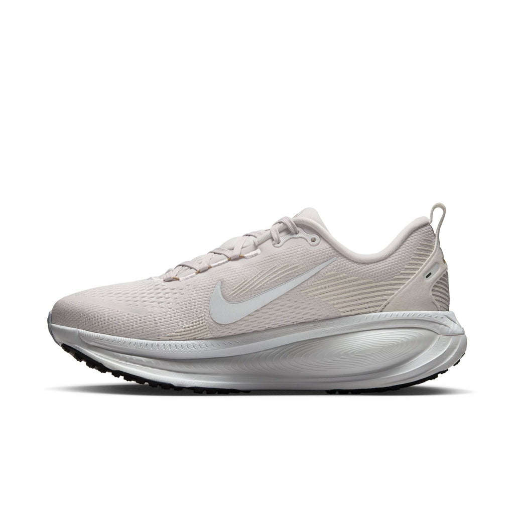 Nike Women's Vomero 18 (007 - Vast Grey/Wolf Grey-Summit White-Hemp)