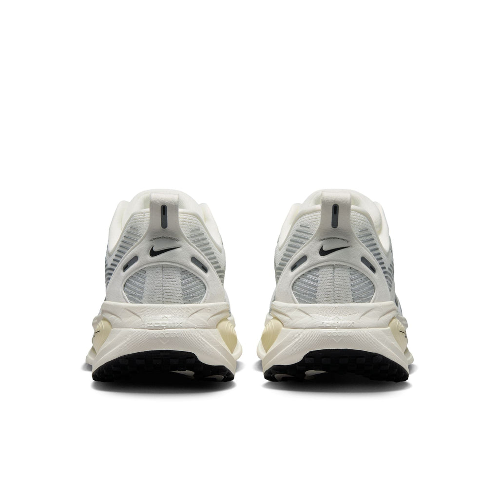 Nike Women's Vomero 18 (101 - Summit White/Black-Coconut Milk)