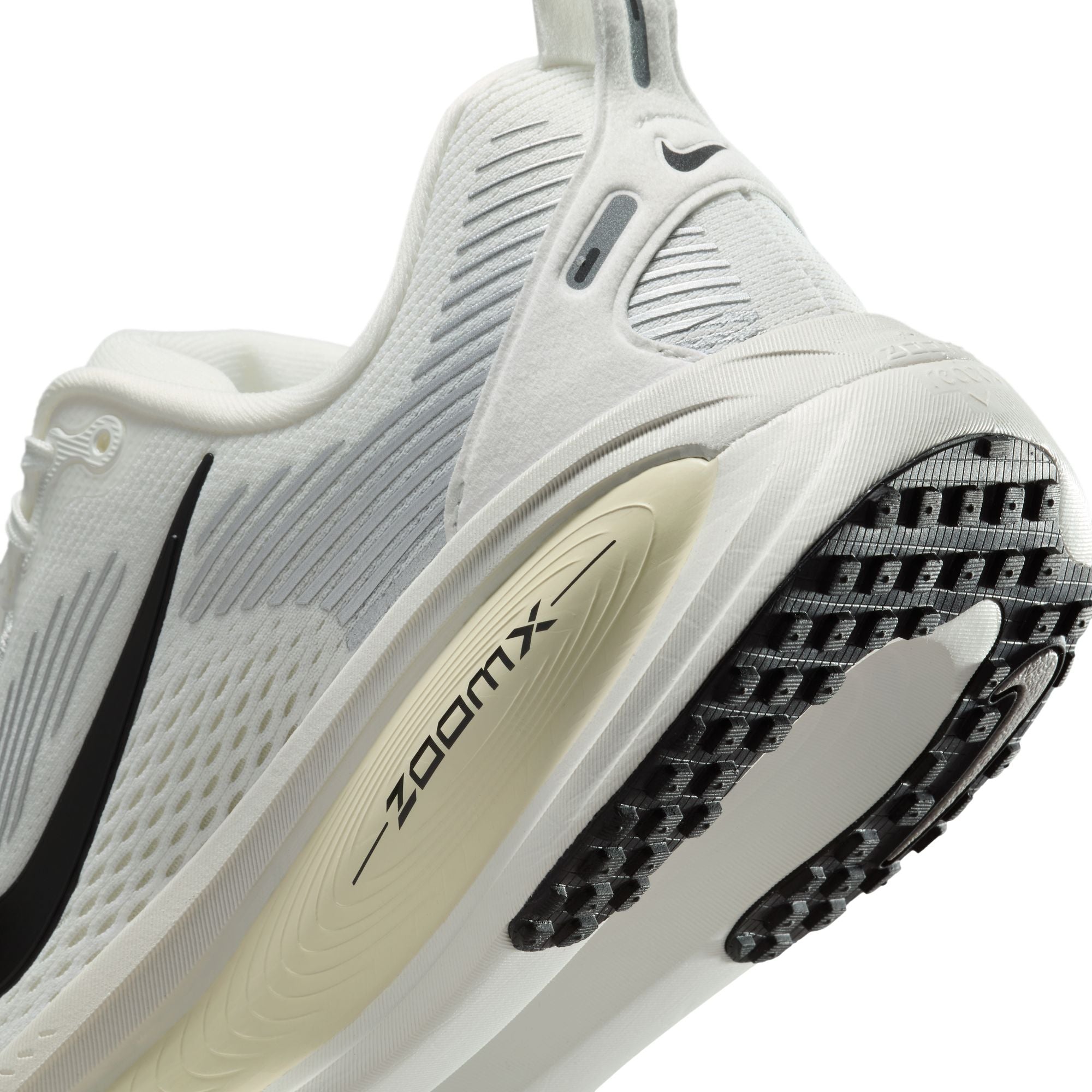 Nike Women's Vomero 18 (101 - Summit White/Black-Coconut Milk)